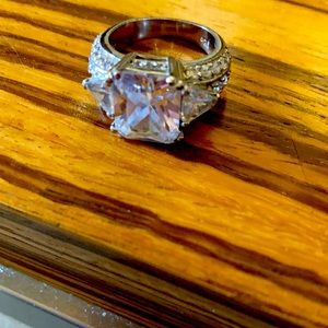 5kt faux diamond ring sparkle and shine. NM diamond ring